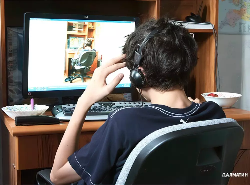 Отец решил проучить сына, который слишком долго играл на компьютере