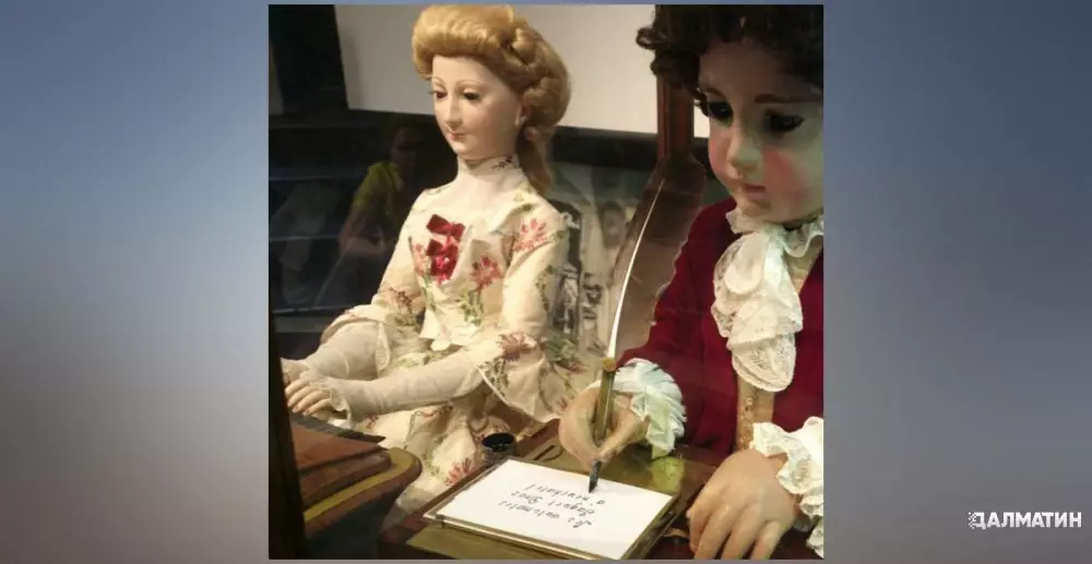 Первая кукла-робот, умеющая писать произвольно заданный текст