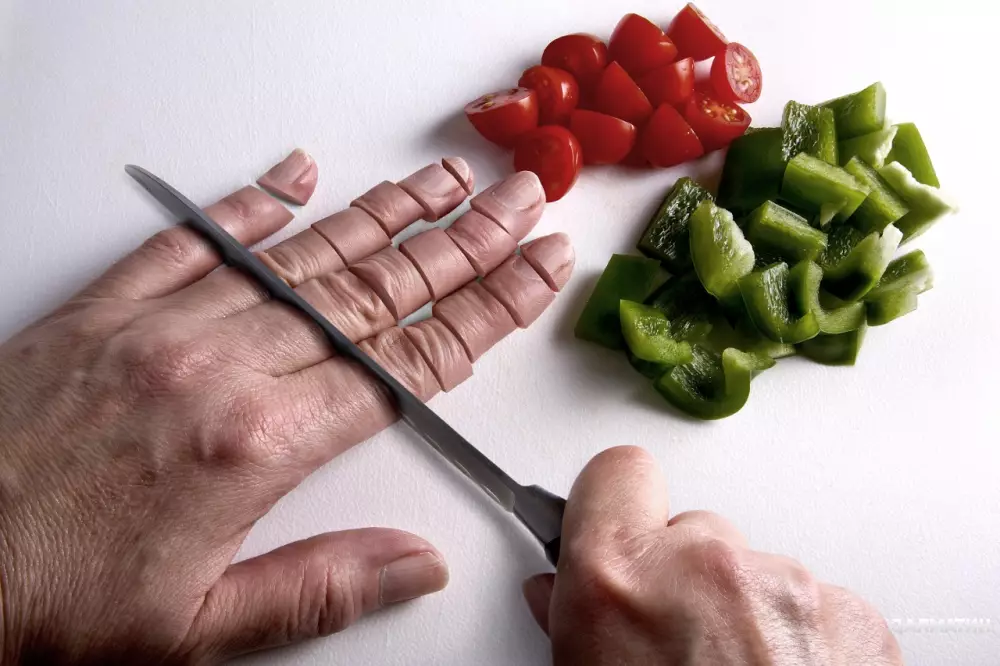 Американка подала иск в суд против ресторана, обнаружив в своем салате отрезанный человеческий палец