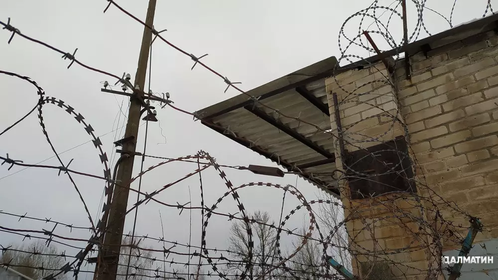 Бунт с пожаром в изоляторе в Тюменской области: пятеро арестантов забаррикадировались в камере и устроили погром