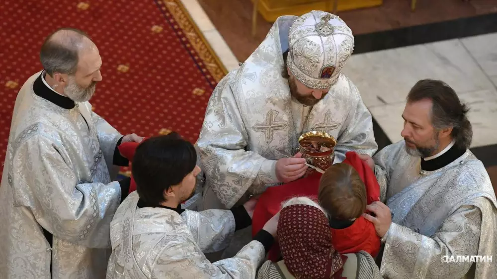 В Калуге священник проводил обряд причащения больных пневмонией детей с использованием одной ложки