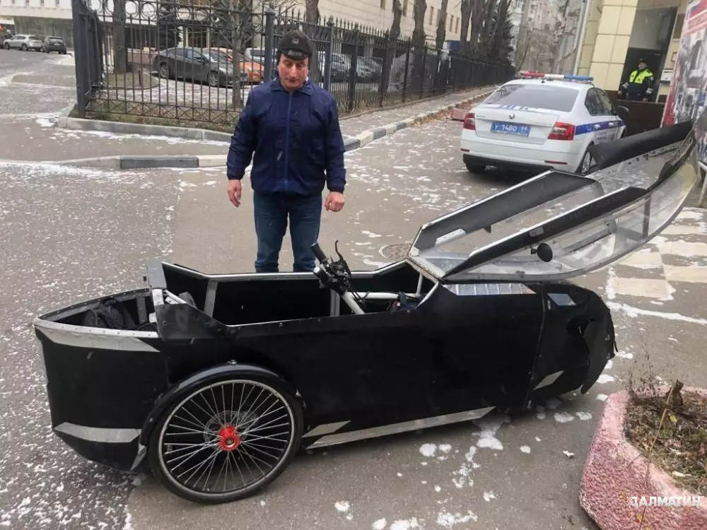 В Москве задержали пожилого мужчину на трехколесном мини-авто