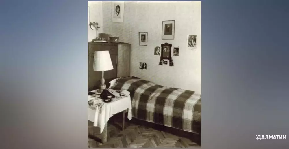 В спальне Фаины Раневской над кроватью висел портрет ее любимого поэта