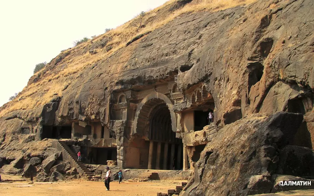 В закрытых подземельях древнеиндийских храмов хранится лунный грунт