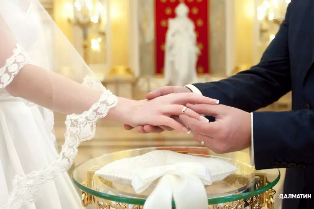 Молодоженам запретили расписаться в русском стиле во Дворце бракосочетания