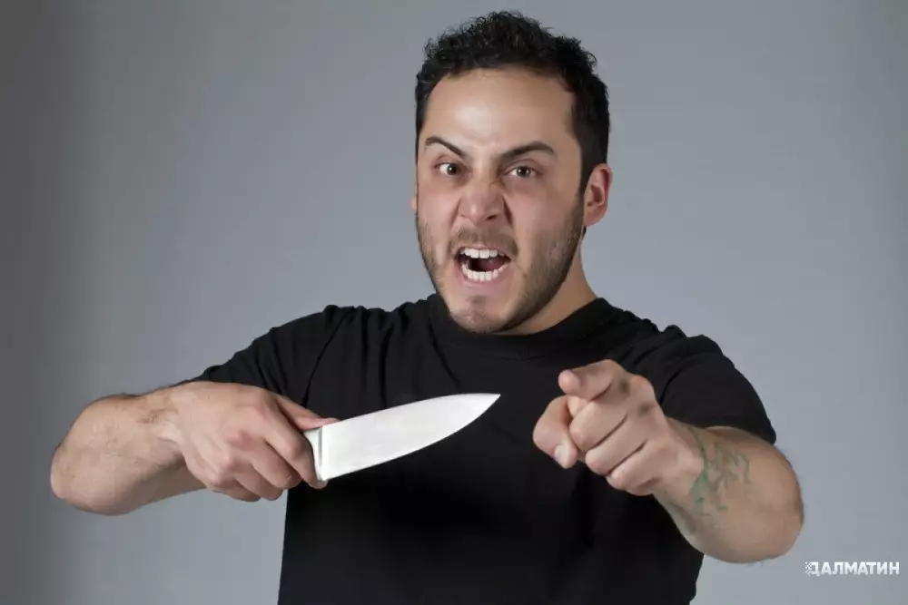Продавец шаурмы погнался за клиентом с ножом, потому что тот был недоволен приготовленным блюдом