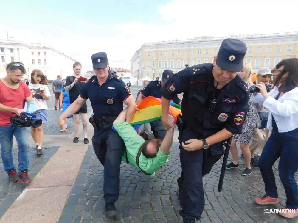 Решение о запрете «движения ЛГБТ» в России вступит в силу не раньше 10 января 2024 года