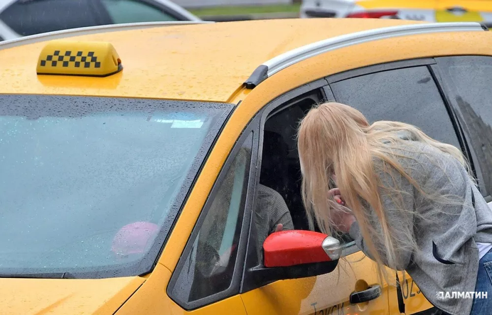 В США женщина угнала такси по пути в аэропорт, так как водитель «ехал слишком медленно»