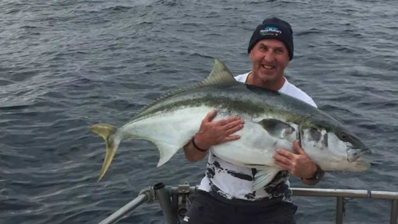 Новозеландский рыбак, выпавший из лодки в штормовое море, сумел продержаться в воде почти сутки