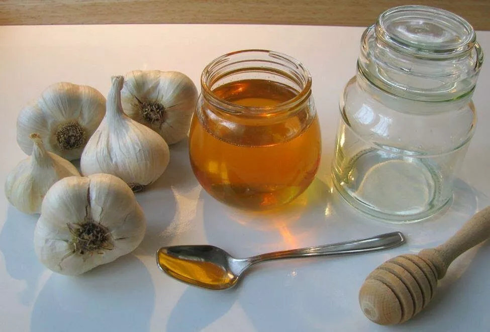 Мед и чеснок помогают защититься от простудных заболеваний, а лошадиные дозы витаминов могут навредить