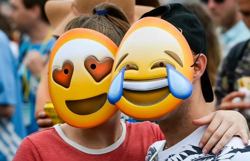 Согласно данных Emojipedia, самым популярным эмодзи 2023 года стал смайлик, плачущий от смеха