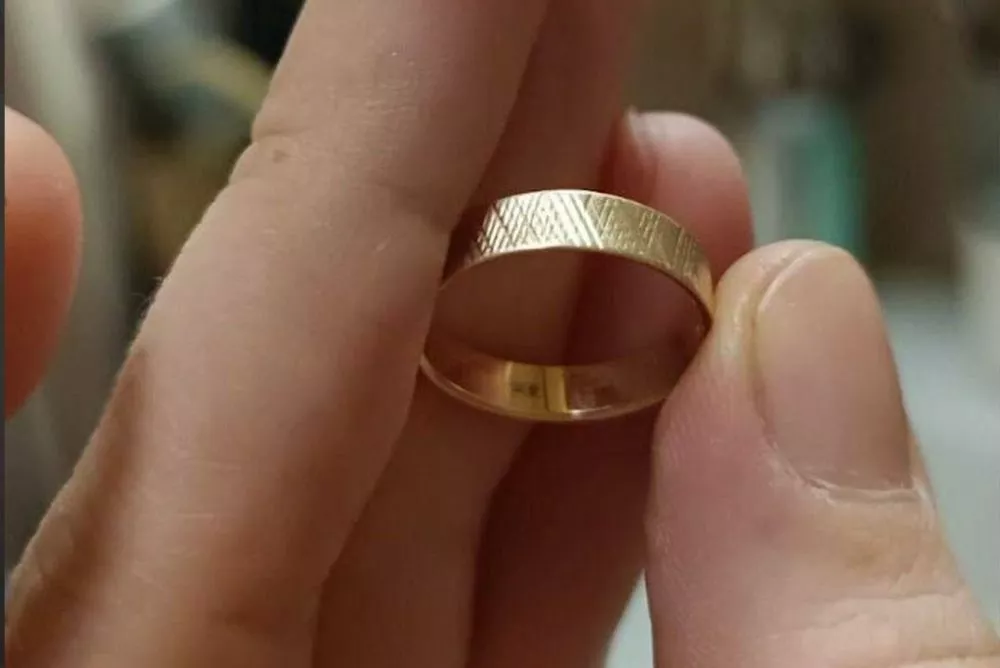 Ребенок нашел в подарочном конфетном наборе золотое кольцо