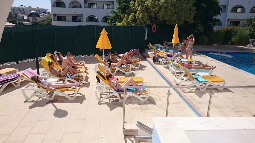 Турист из Германии подал в суд на отель за то, что не успевал вовремя занять шезлонг у бассейна
