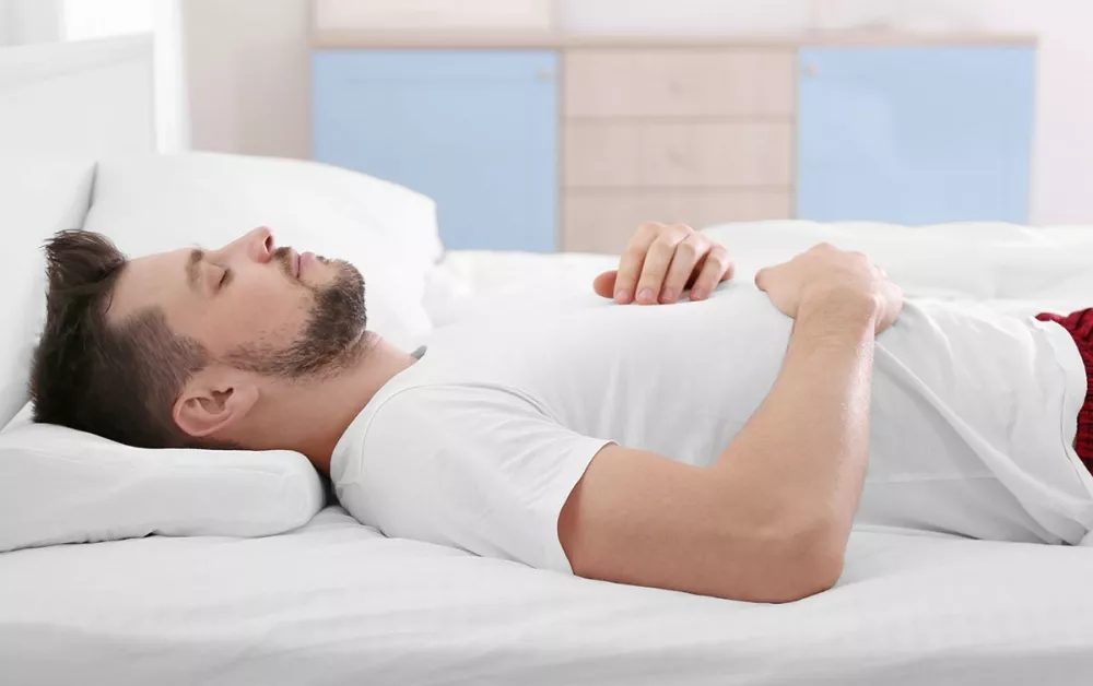 Какая поза для сна вызывает головную боль и отеки?