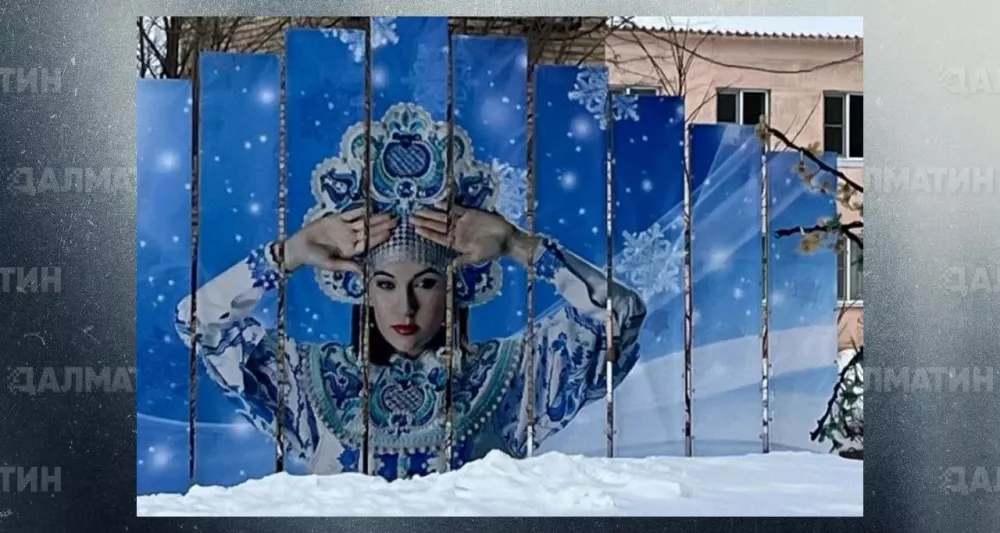 Снегурочка оказалась порноактрисой: в челябинском селе сломали стенд с изображением Саши Грей