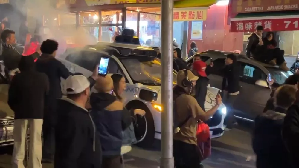 Толпа прохожих уничтожила беспилотное такси в Сан-Франциско