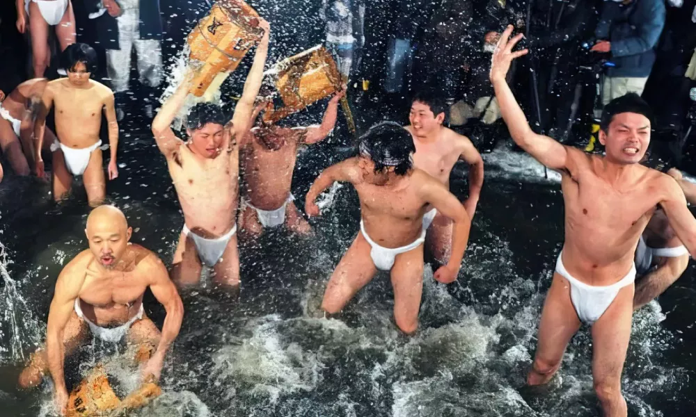 В Японии прошел фестиваль голых мужчин, который уже тысячу лет считается традиционным событием