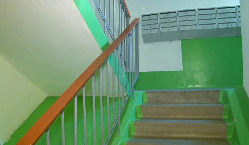 В Омске ребёнок разбился насмерть, катаясь на перилах лестницы