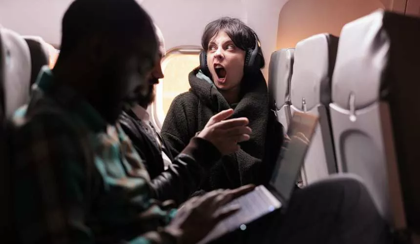 Пьяная пассажирка рейса Тбилиси — Москва закатила стриптиз на борту, приставая к мужчине рядом