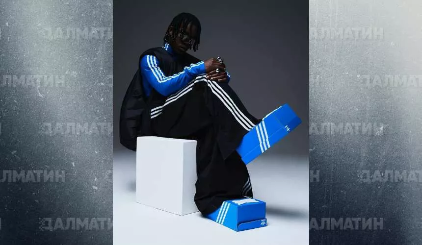 Adidas показали тапки из фирменных синих коробок. Дроп назвали «коробки, в которые можно положить ноги»