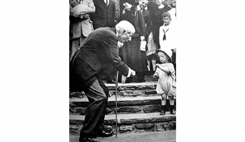 Миллиардер Джон Рокфеллер дарит ребенку монетку в пять центов на свой 84-й день рождения. США, 1923 год