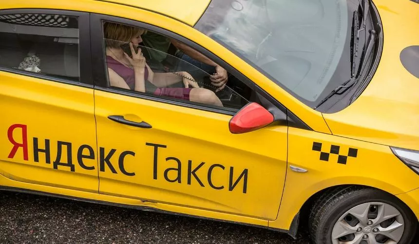 Работники такси «Яндекс Go» стали занижать рейтинг всем пассажирам. В этом есть огромная выгода