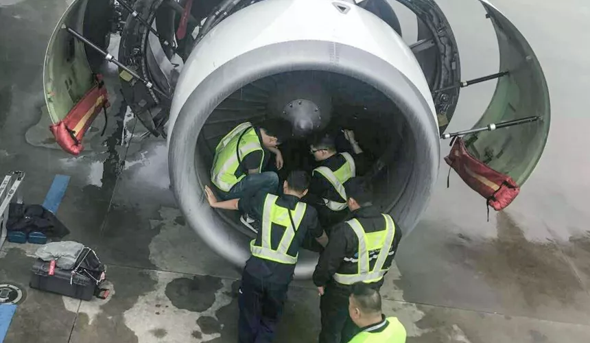 В Китае пассажир "на удачу" бросил монеты в двигатель самолета