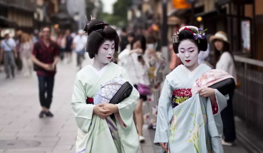 Власти японского Киото запретили туристам проход в некоторые районы из-за приставаний к гейшам