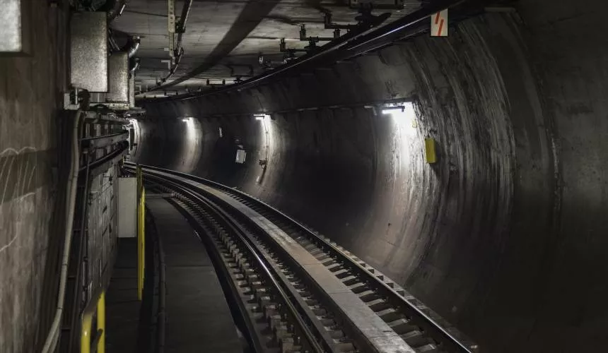 Мужчина из Питера прыгнул под поезд в метро из-за пачки любимого напитка