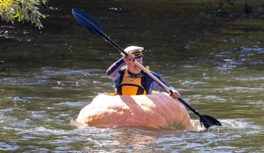 Австралиец устроил сплав по реке на огромном каноэ из тыквы