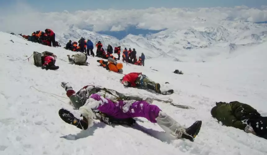 Спасатели собираются найти всех погибших на Эвересте, в этом им помогут Шерпы