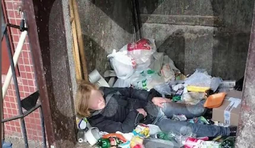 Мужик в Питере выкинул свою девушку в мусоропровод