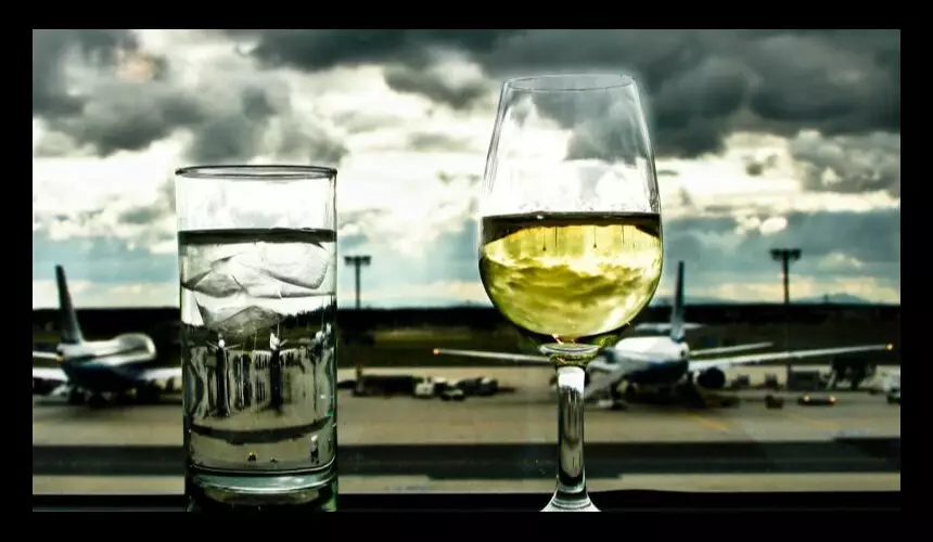Британские пассажиры выпили весь алкоголь на борту рейса в Турцию. Запасы закончились через 25 минут после взлета