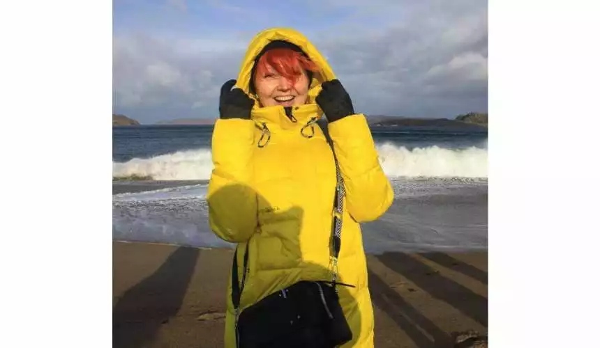 На жительницу Вологодской области написали донос из-за фото в жёлтой куртке на фоне синего неба