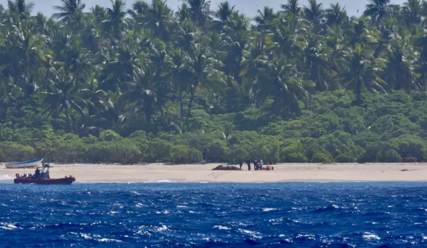 Трёх рыбаков обнаружили с воздуха на одном из необитаемых островов в Тихом океане благодаря надписи HELP