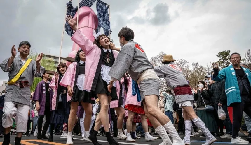 В Японии прошел фестиваль Канамара-мацури, что в переводе означает Фестиваль железных пенисов